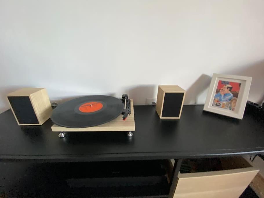 Zene Apartment Vinyl Record Player & Projector Budapest Extérieur photo